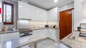 4 BDR Flat With Balcony in Armação by LovelyStay